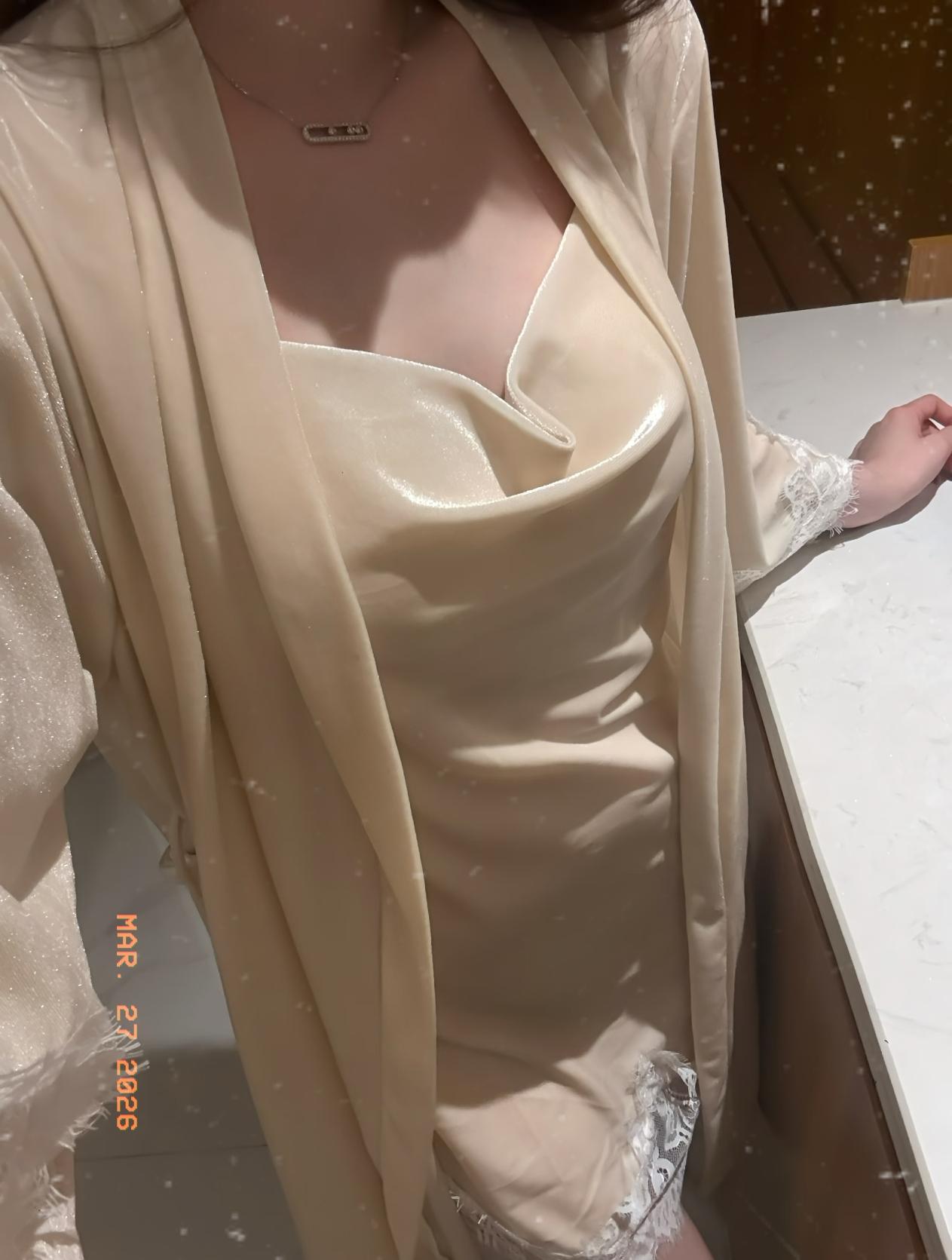 父亲给我娶了一个比他还小的23岁小妈。那天晚上，父亲不在家。小妈进了我的房间，透