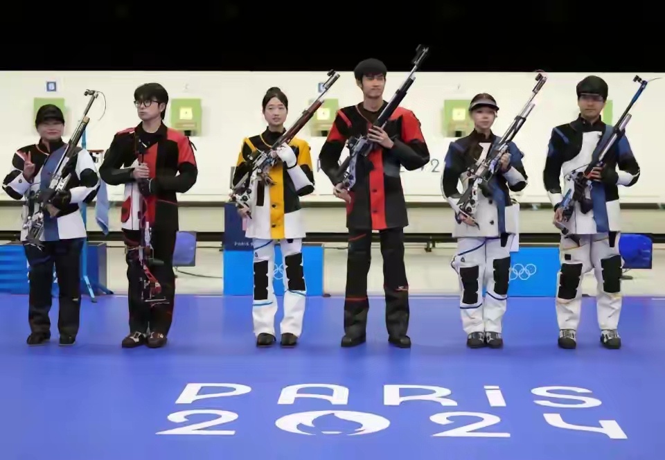 #中国首金#捷报频传！奥运首日，射击队射落首金，跳水梦之队豪取六连冠奥运夺金，咱