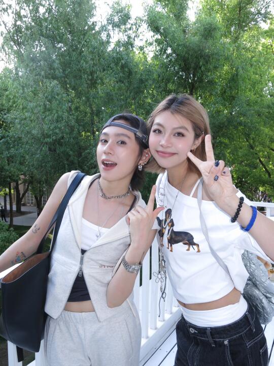 来看jennie偶遇碳酸啦🤩