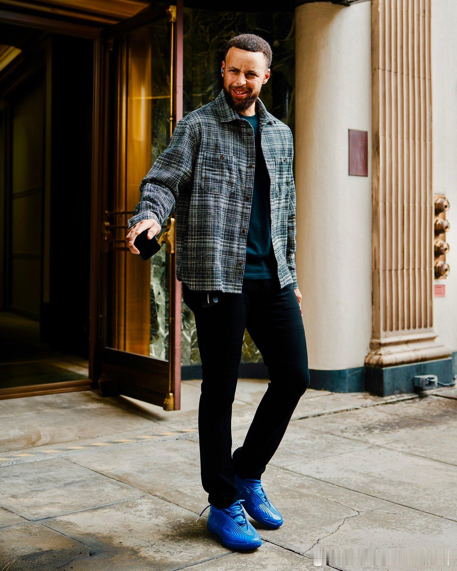 库里抵达洛杉矶时，脚上穿的是致敬Nipsey Hussle的哈登10代联名鞋。 