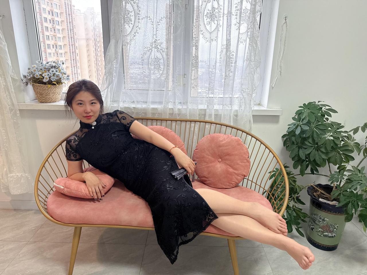 今年49岁
家里那位说我像50多岁的
经常嫌弃我不够洋气说他朋友的媳妇很年轻，看