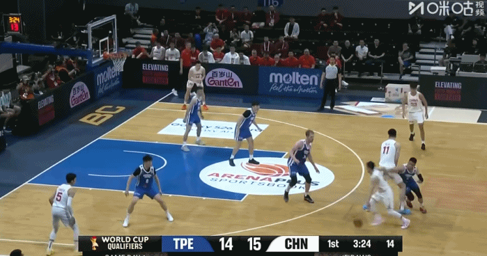 赵继伟第一次三分出手就命中，非常有自信心的追身三分！下个回合继续进，三分2中2！
