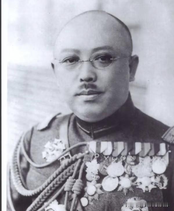唐继尧这人，你说他牛吧，确实牛。你说他烂吧，也是真烂。
1883年生在云南会泽，