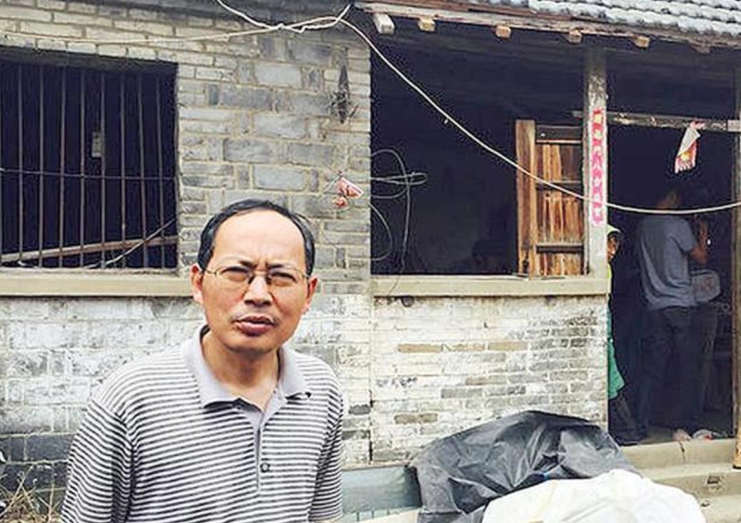 [太阳]1980年，16岁的刘汉清被哈工大录取，全镇人敲锣打鼓欢送，如今62岁靠