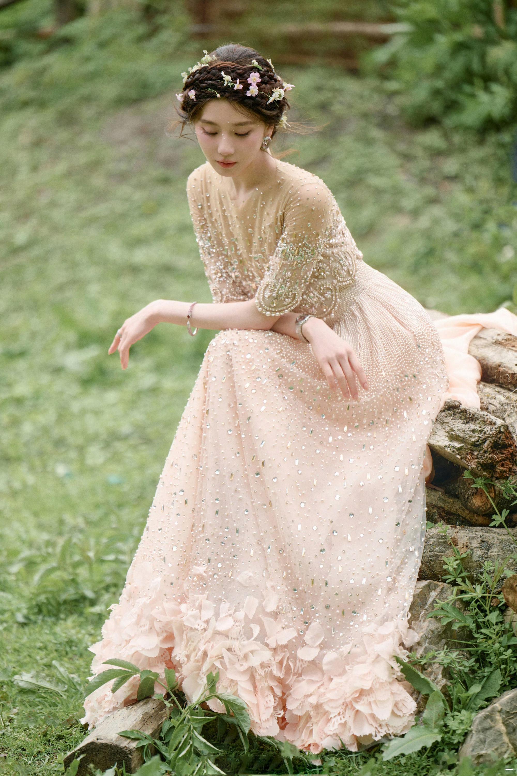刘诗诗身着Georges Hobeika 2026春夏高定系列裸粉色珍珠礼服，即