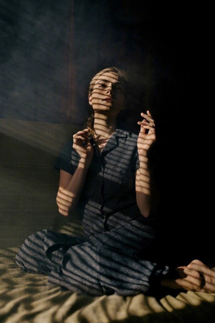 不可能的事，别想，不可能的人，别等明知道不会有任何结果，还泥足深陷，就是你活该。