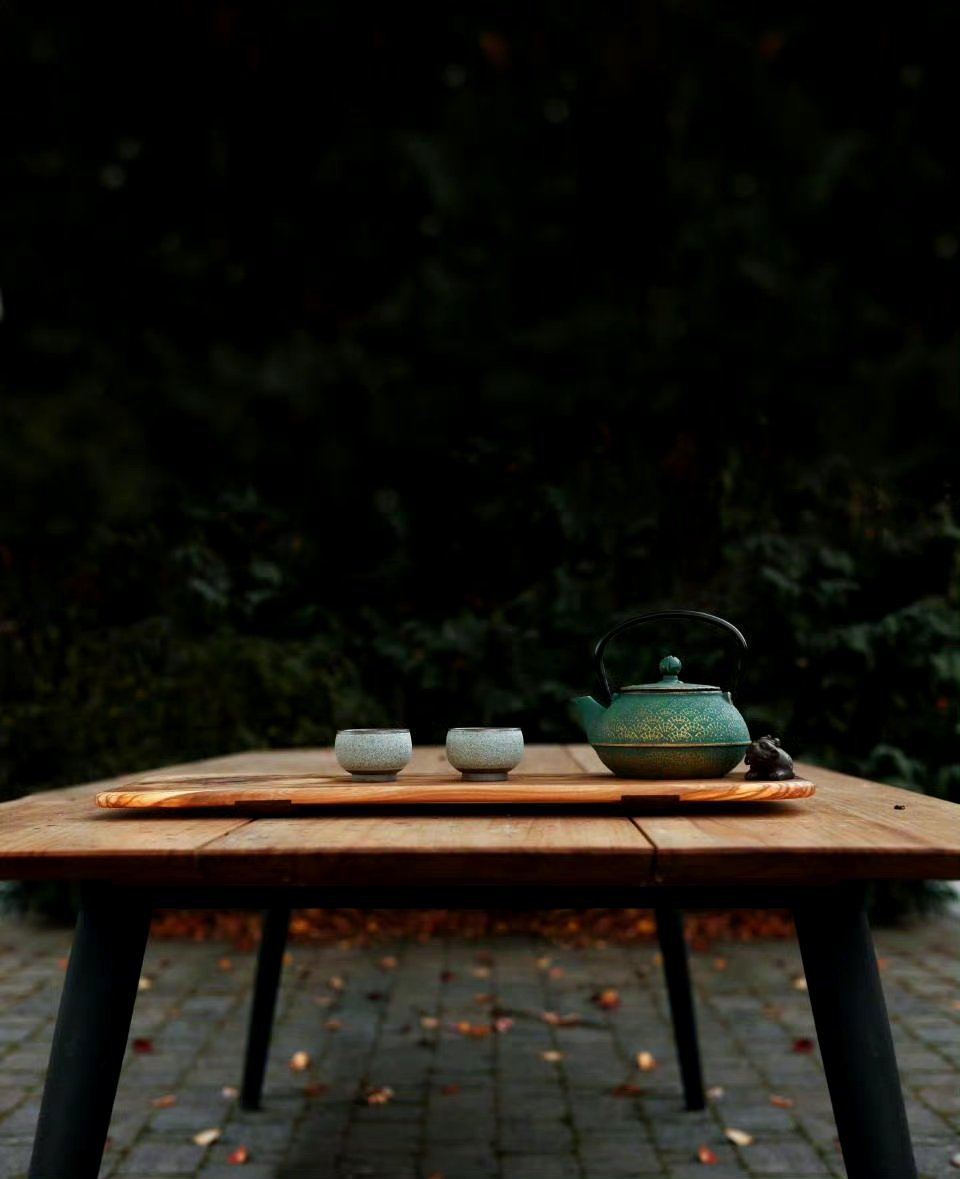 “弘一法师说：”“少吃，多睡，不要和任何人走的太近。闲事少管，热闹离远，这才是最