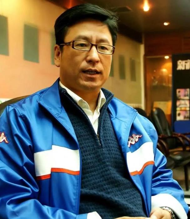 专家表示月收入3000元就属于中等收入，白岩松疑问，如果月收入3000元算中等收