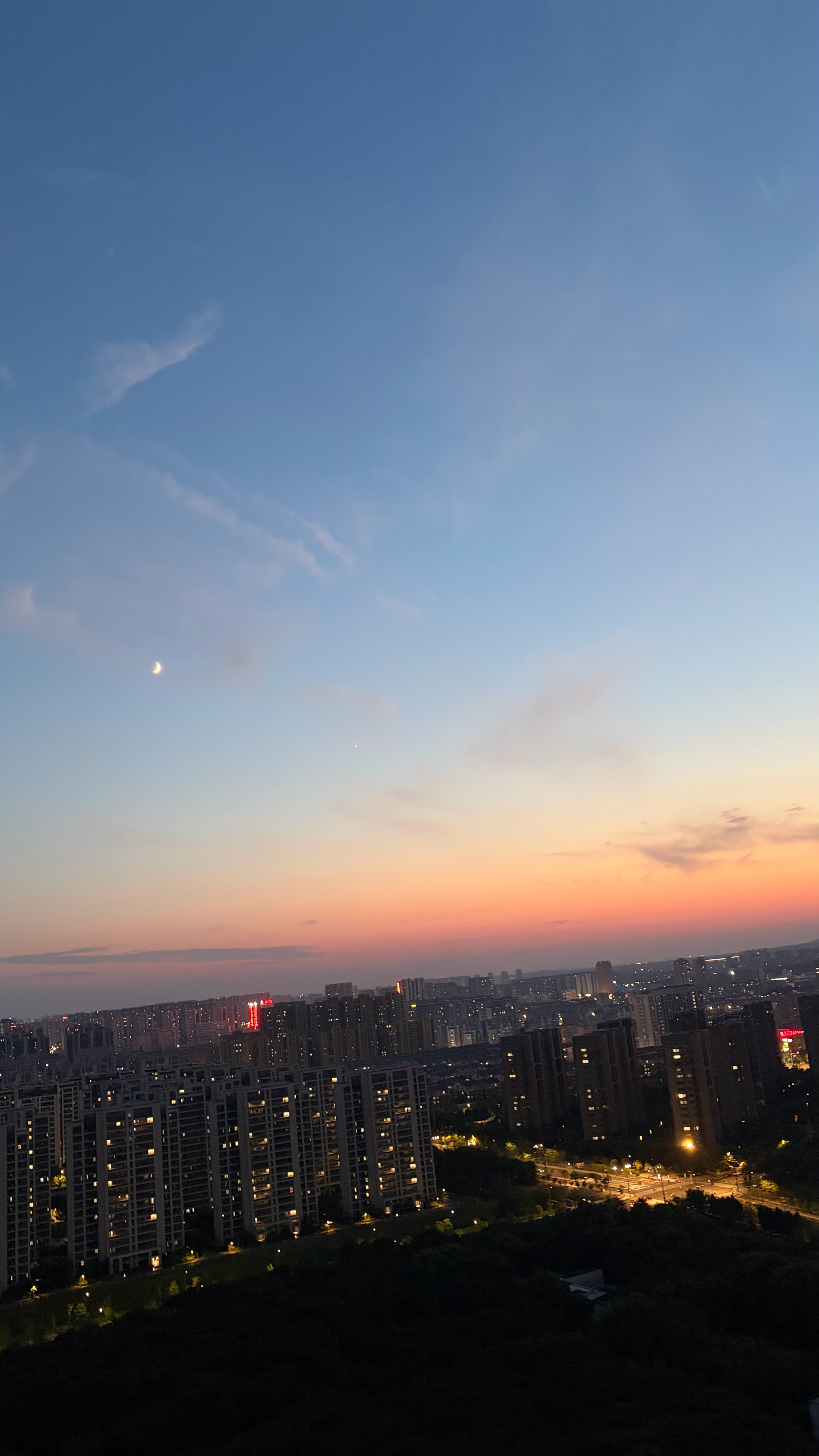 今天收拾了房间打扫了家里卫生 高精力了一把 日落真美呀  补药上班[淡淡的] ​