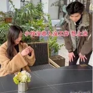 最近在义乌的一场相亲火了，31岁小伙，见面第一句就说：“姐，我欠二十万，你能先帮
