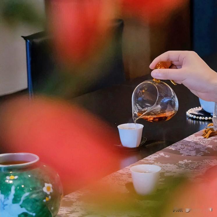 《茶道真如·文言小品体》
铜壶沸水，烟光缭绕。新芽怯浪，翠痕浮沉。世人慕其华艳，