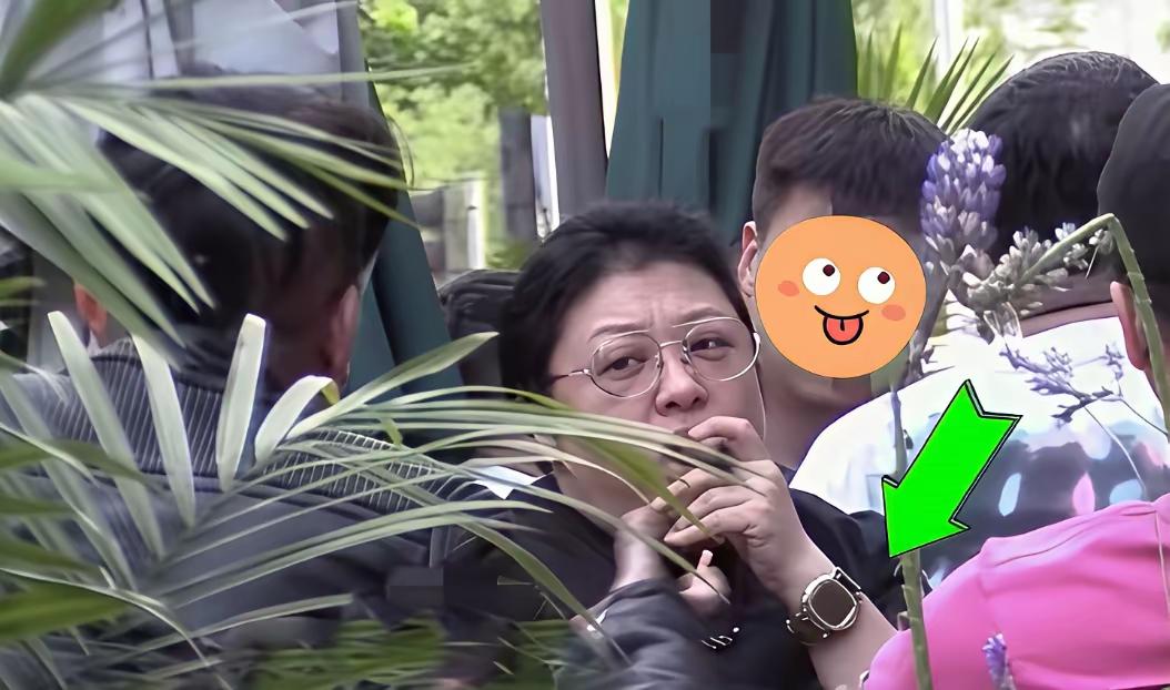 韩红抽雪茄被拍，该说不说这还蛮有大佬气场的[捂脸][捂脸][捂脸]