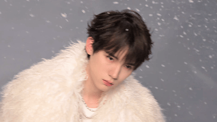 被周翊然的白衣生图狠狠惊艳到！冬季珠宝的加持下，皮肤白皙、五官无可挑剔，不需要精