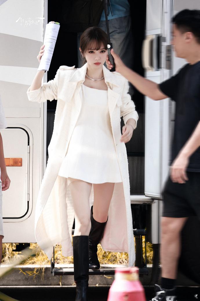 田曦薇完全是妈咪田曦薇长风衣女总裁味田曦薇《青风吹又生》林青今日路透，长风衣女总