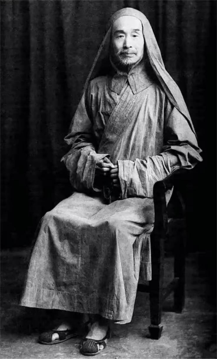 1905年，弘一法师李叔同千里迢迢将母亲的灵柩，从上海带回天津老家。未料，族人呵
