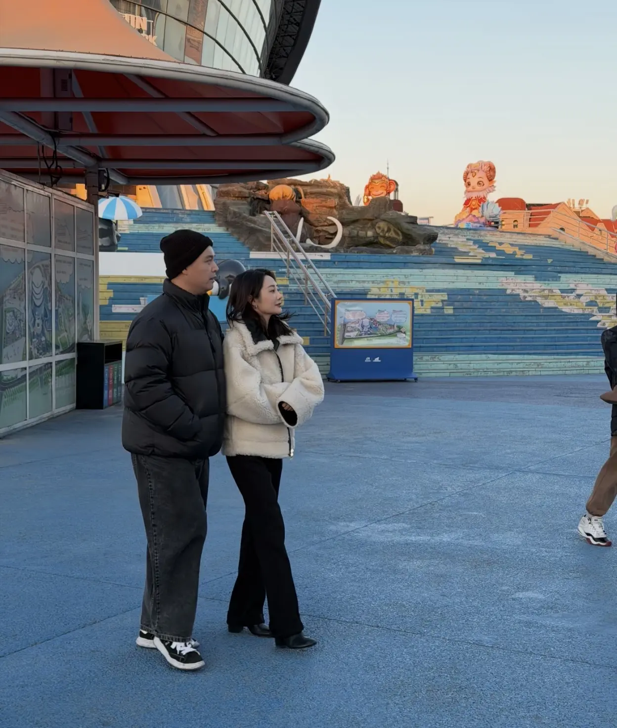 李纯两口子被偶遇逛海洋馆。李纯跟老公现身天津海洋馆，两口子很恩爱呀