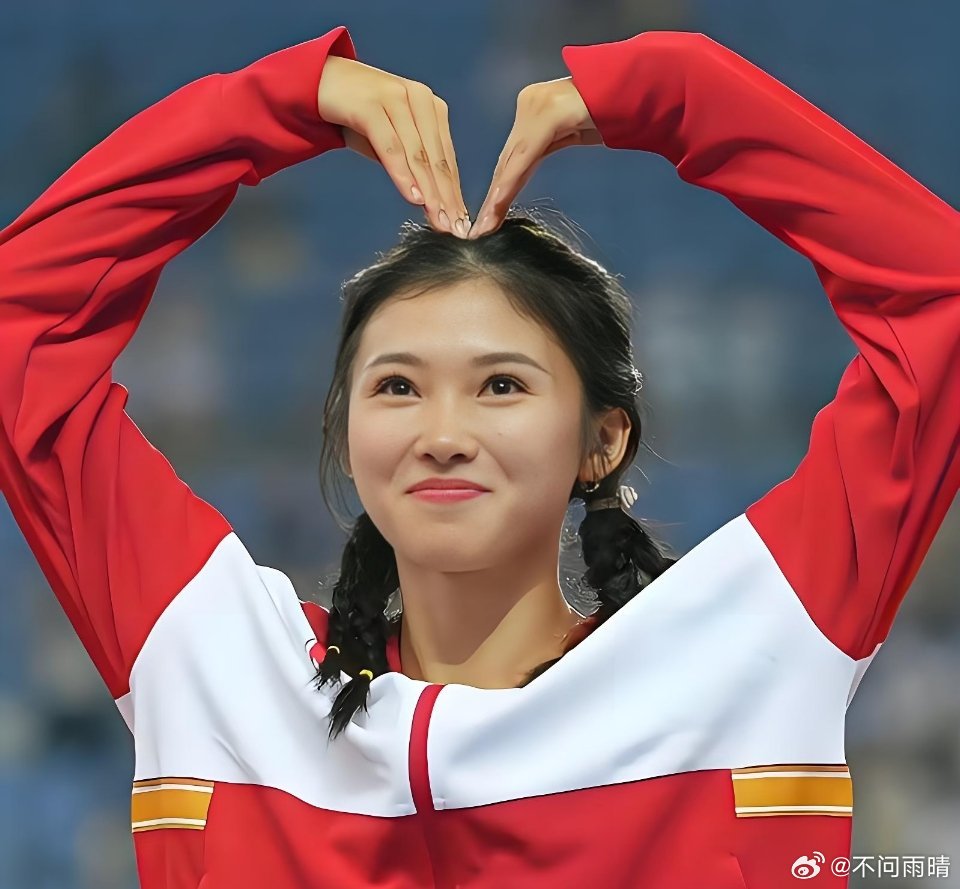 素颜也是美美哒吴艳妮 睡过头素颜参赛谁还没有赖床起晚的时候，吴艳妮这次太接地气了