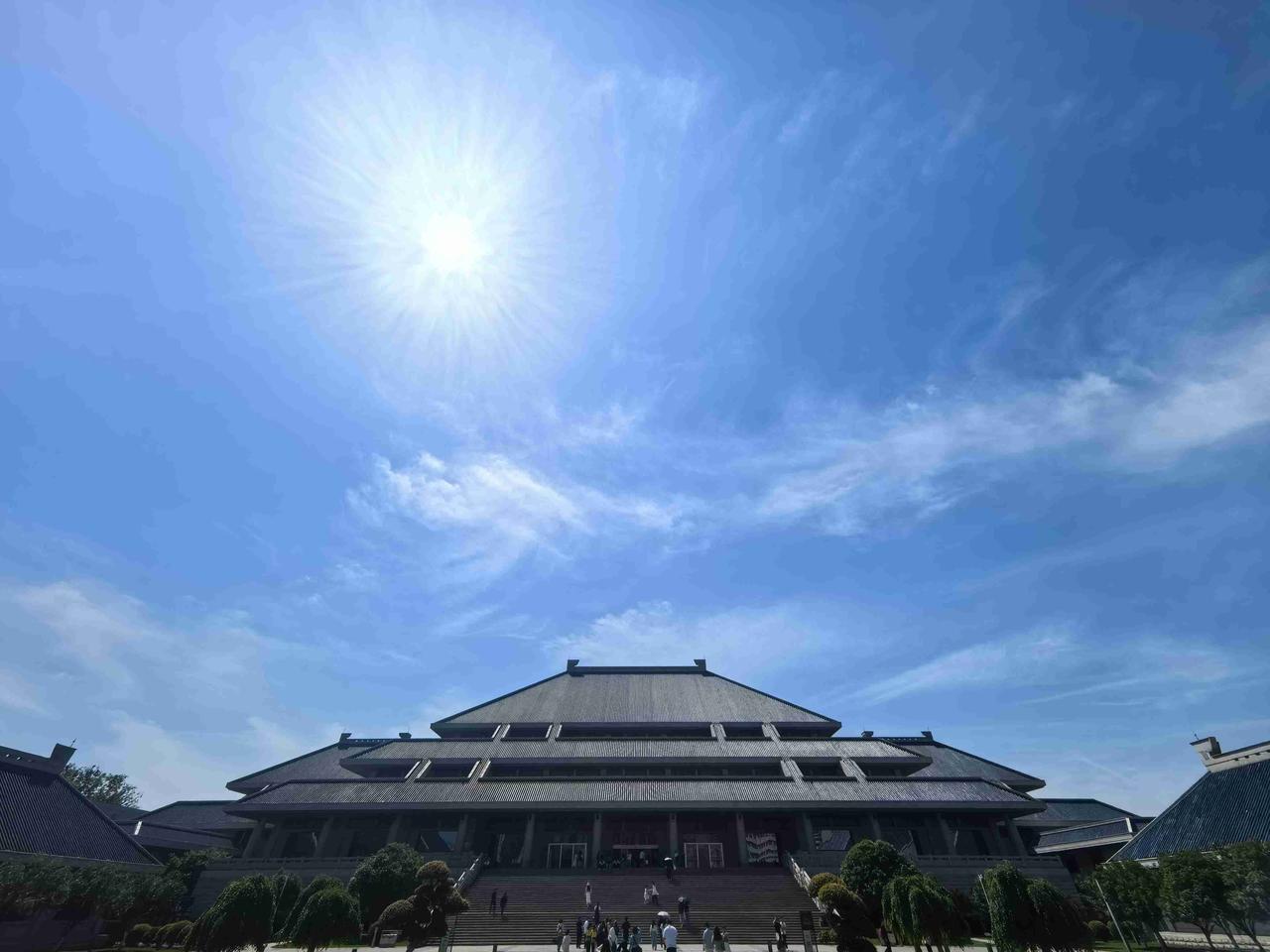 我的今日状态：🏝️旅行度假
我这里的天气：☀️晴天
晴日里的湖北省博物馆，飞檐
