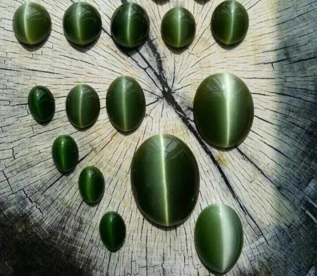 和田玉碧玉随处可见，但带 “猫眼” 的碧玉却是万里挑一的珍品。早年它刚现身市场时