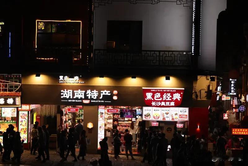 广东有那么多湖南人，原因其实很简单。湖南和广东地理位置挨得近，交通便利，坐高铁几