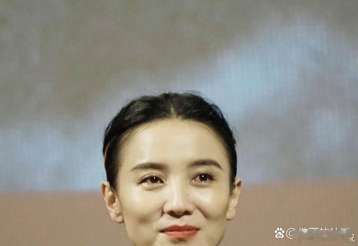 小宋佳的美貌真是出众，即便在强烈光线下依旧迷人。 