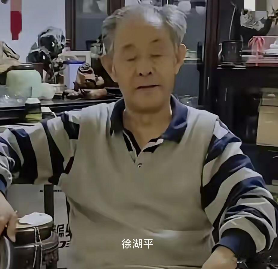 嘉德拍卖行的创始人名叫陈东升，陈的前妻名叫陆昂，是嘉德股东之一，陆昂的堂哥名叫陆