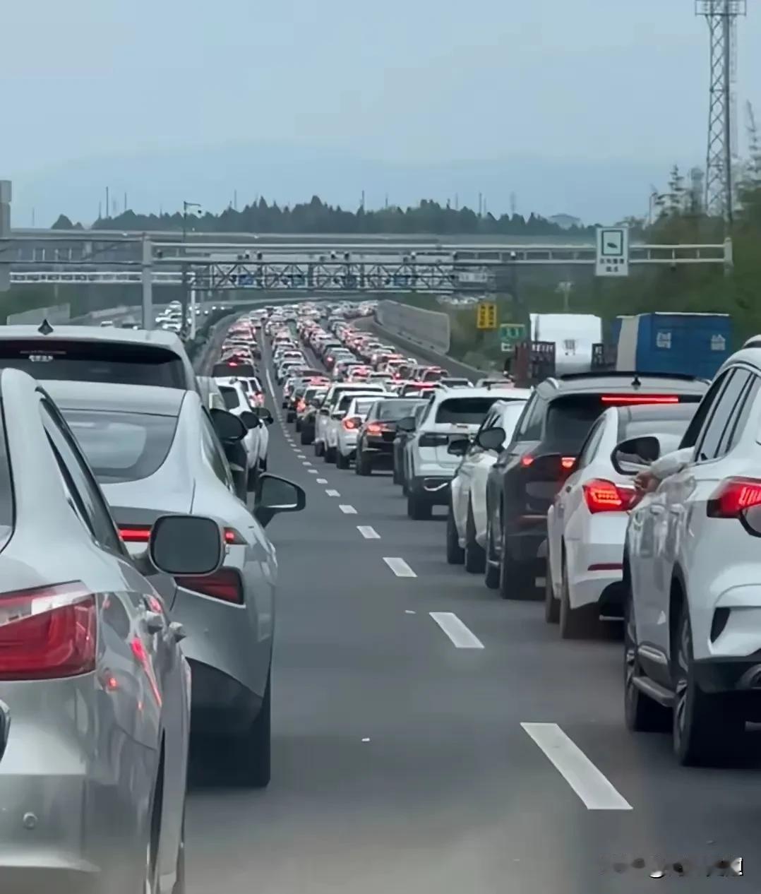 国庆节放假七天，至少有三天时间在路上，而且堵车开车非常难受，为什么一定要回老家呢