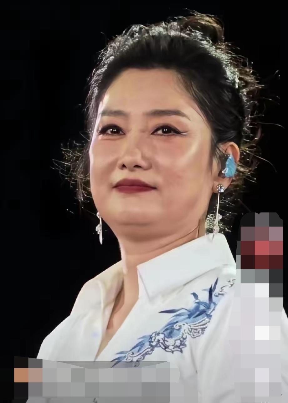 猜猜这个大柿饼脸的歌星是谁？你能认出来吗？