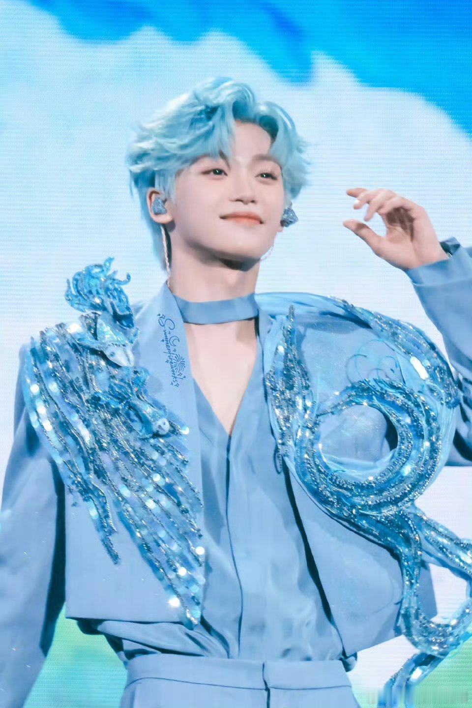 这应该是梓渝的精修图吧？比吴所谓好看梓渝演唱会的上座率