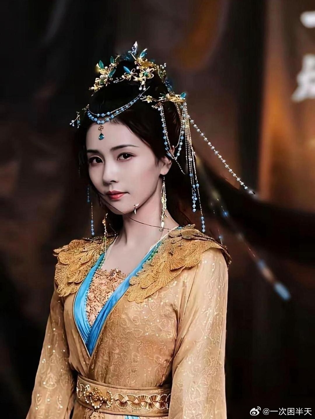 白鹿这身戏服都要被短国各大短剧穿烂了吧🤣也不知道是谁仿的谁 