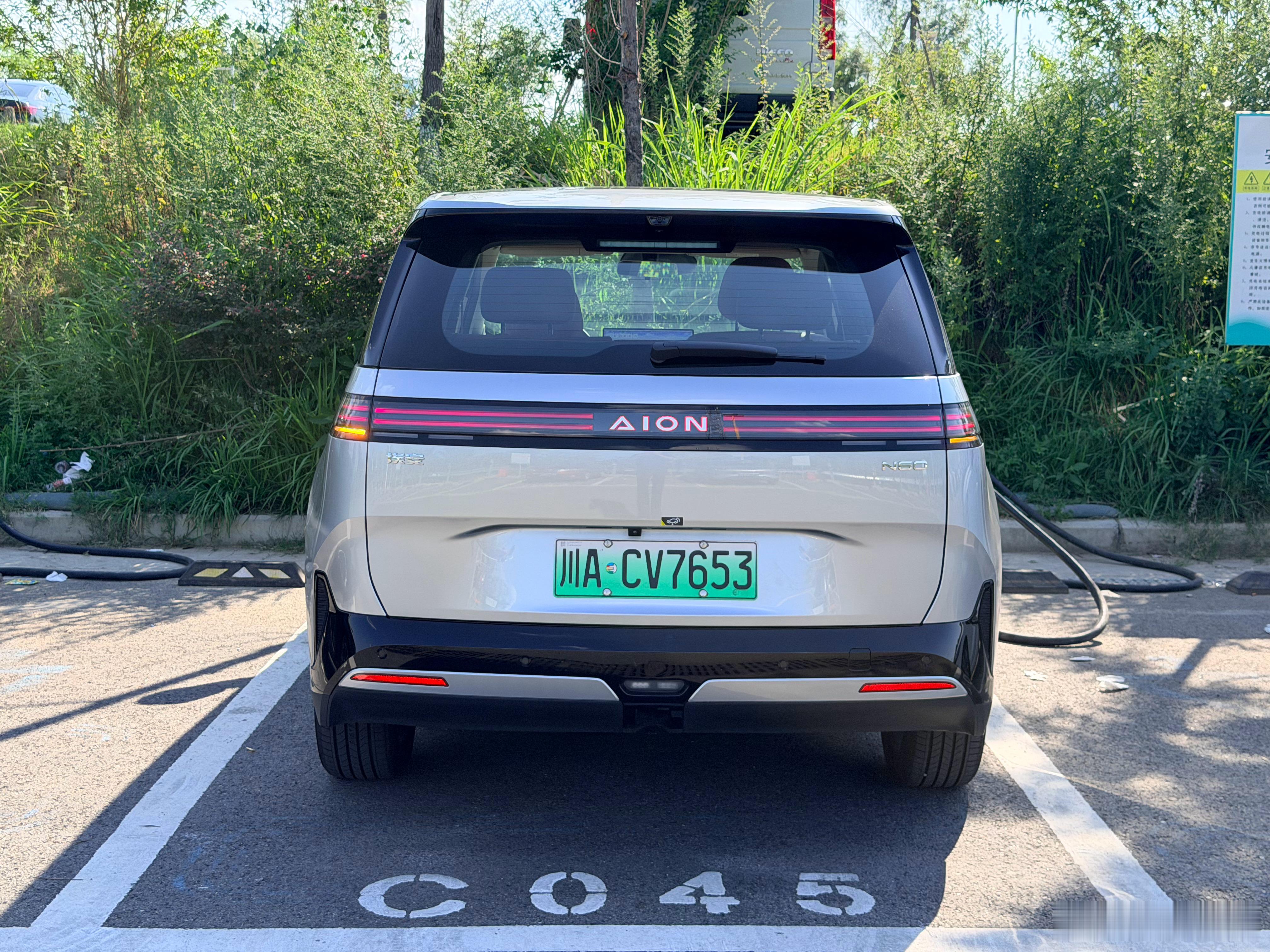 在成都，用广汽埃安 N60 当做代步车，空间确实很大，延续了上一代的优势。轮胎抓