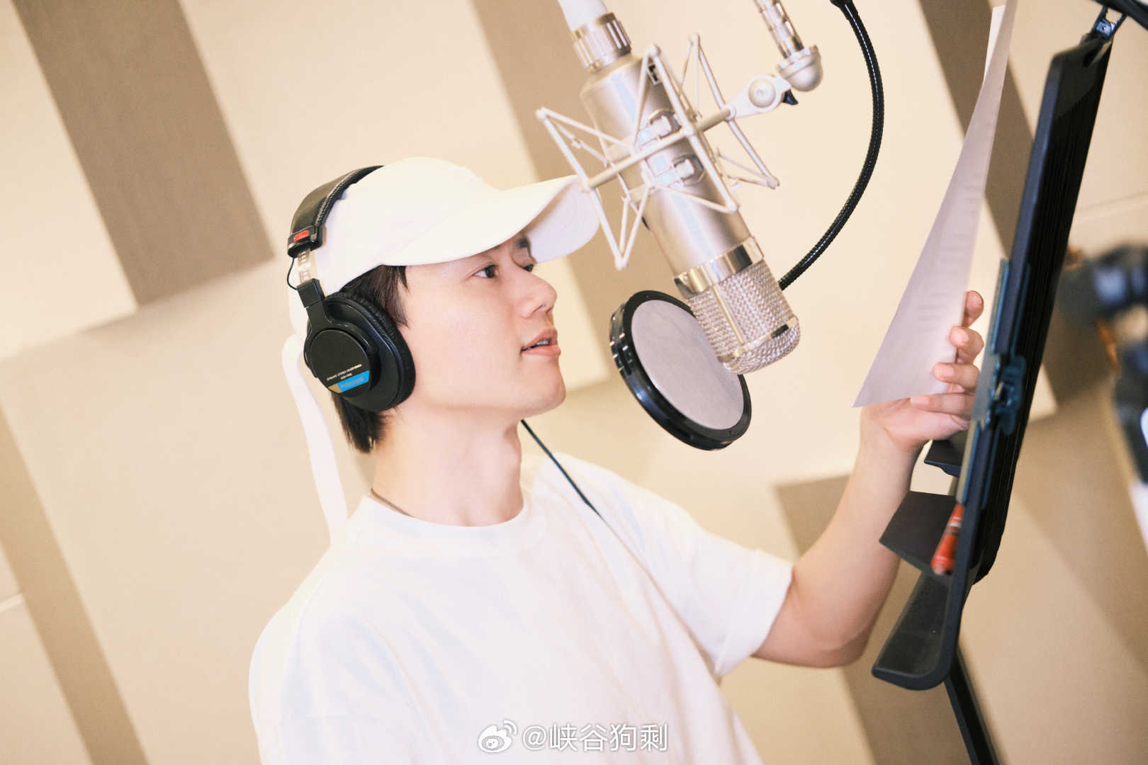 张杰献唱纪录片走过万水千山主题曲听歌声重温那段艰难远征！张杰《前路有光》《渡口》