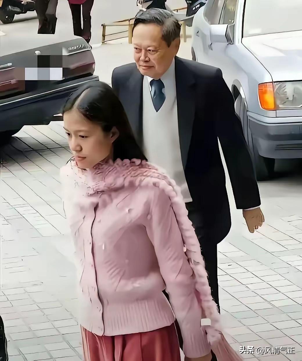 2004年，杨振宁和翁帆领证时被抓拍到，很特殊的一张照片啊。

杨老当时已过八十