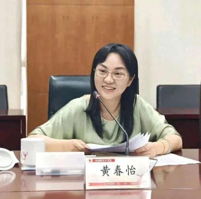 黄春怡真的太可惜了。从湖北老家到上海为官，一个容貌俊俏的大学生，好不容易考公端上