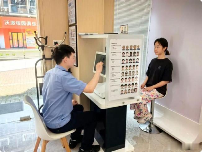 台州椒江把出入境服务搬进校警驿站 近日，椒江公安出入境管理大队联合台州学院校警驿