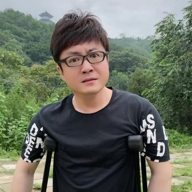 歌手李琛说自己的代表作《窗外》是写给初恋的，可惜因为女孩的父母阻拦没有走到一起。
