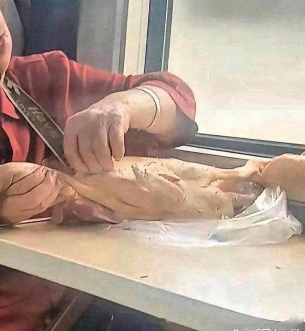 火车这一幕，属实是震惊到我。 