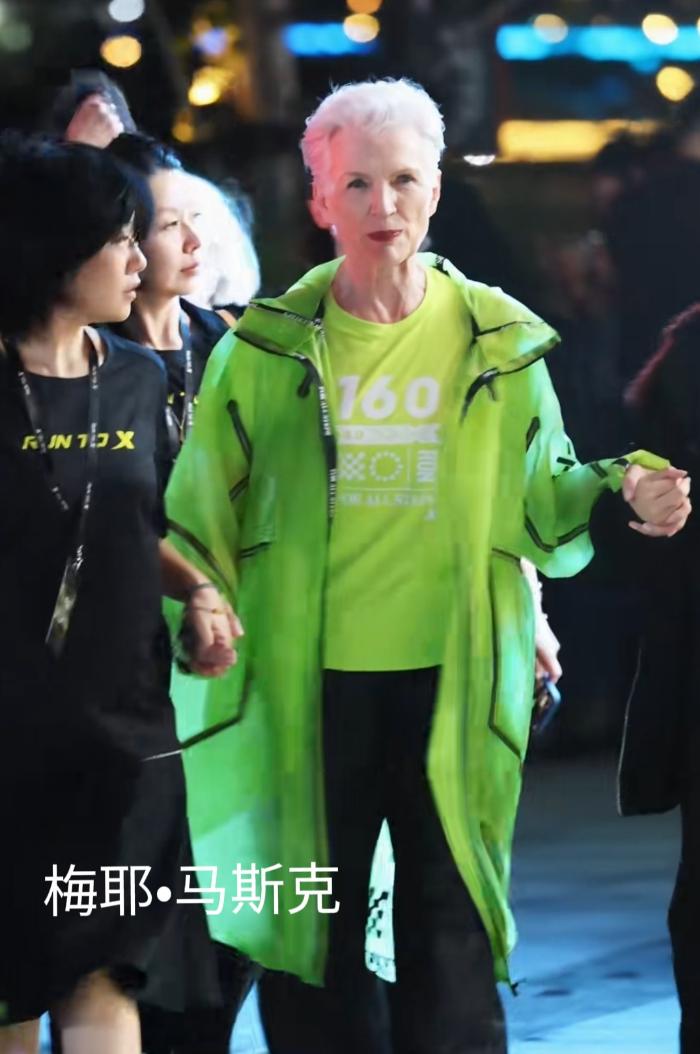 差距真的太大了！这也许就是马斯克不愿去印度建厂的原因！

世界首富马斯克的母亲在