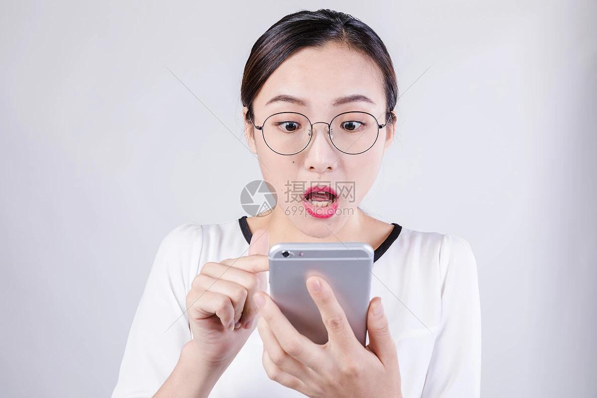 看手机十大妙招
王铎
1.快速翻阅
不管看什么文章，首先要切去头，从三分之二处开