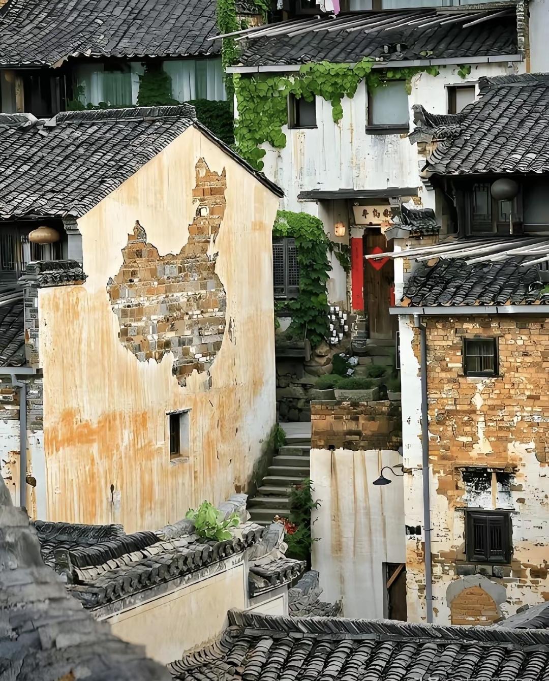 江西不是没发展，是发展得慢了一点点，但最近几年真在动真格。
高铁通了，工厂多了，