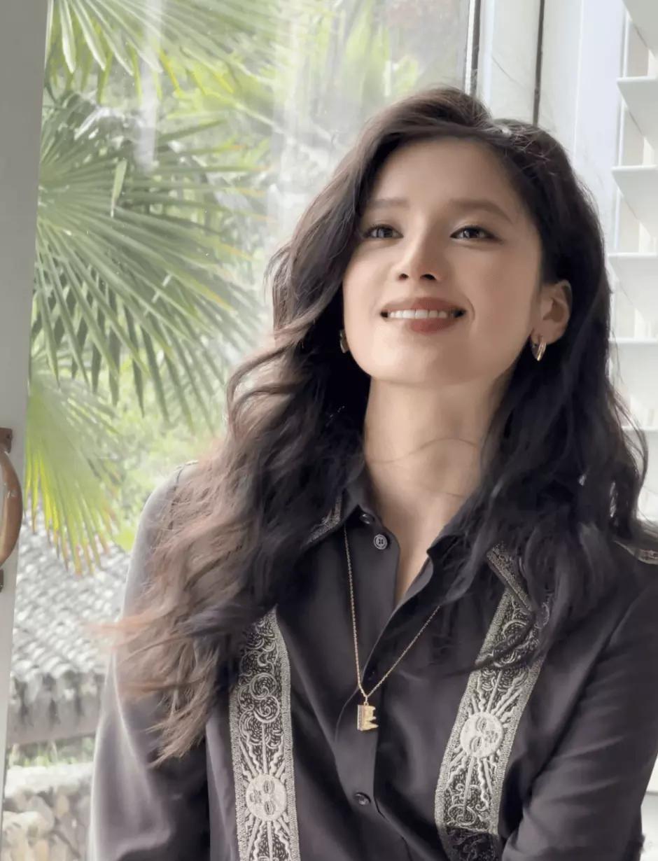 分享娱乐分享娱乐 张婧仪深棕衬衫搭山林景 感受冬日的柔软与温暖 