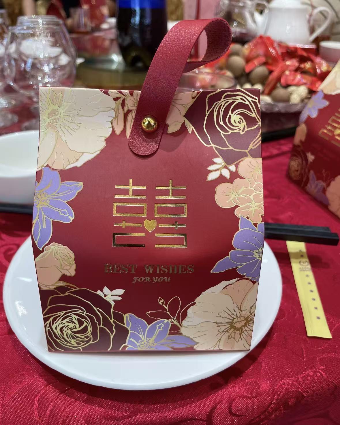 现在这酒真是喝不起了，
上周末去喝侄子的喜酒，我包了2000。
进门先瞄了眼礼簿