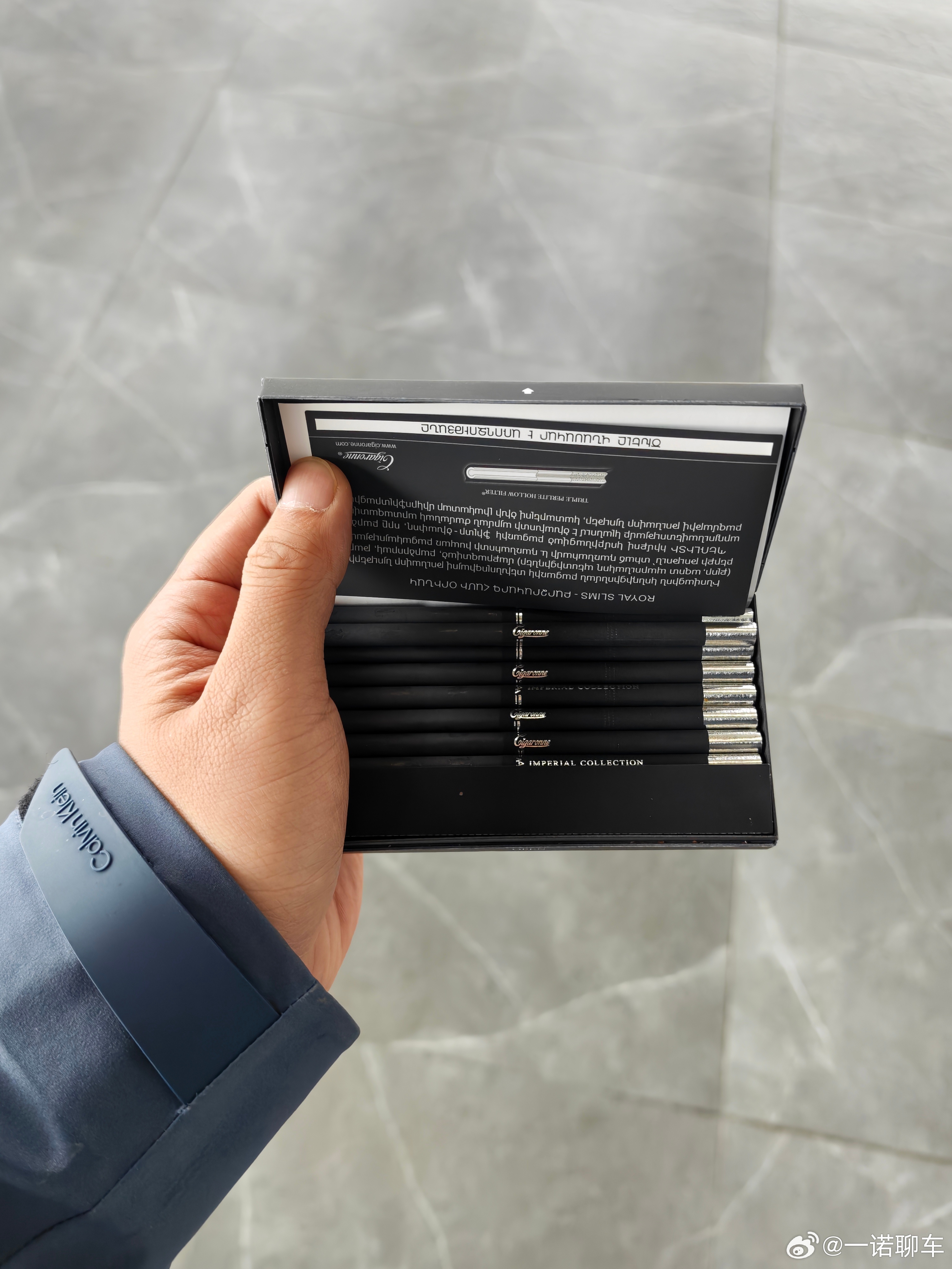 第一次抽这个烟的时候 感觉真难抽 什么玩意儿 第二次抽的时候感觉还行 能抽 第三