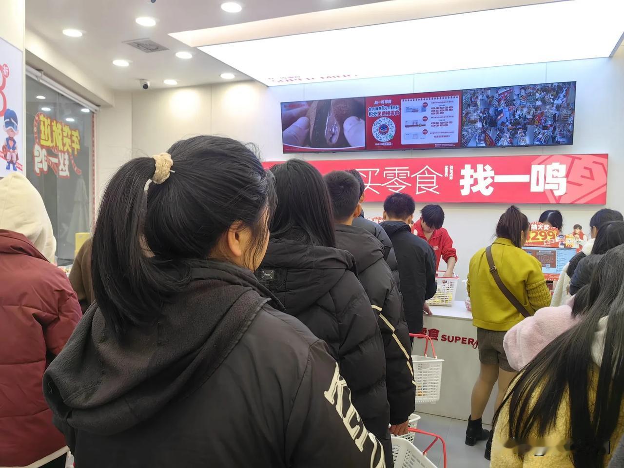 为什么零食店那么多人？有什么吸引人的地方超市的吸引力 逛不起超市了