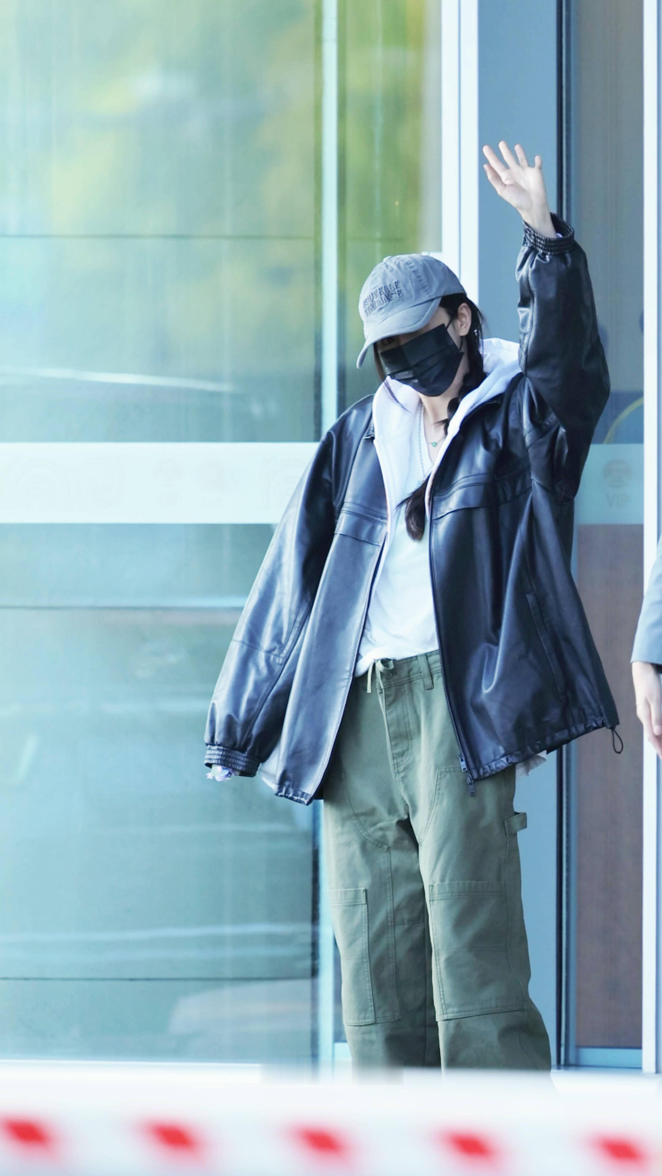 杨幂私服 今天深圳出发北京到达时都是萌萌的小幂，Prada+fila+sw 一身