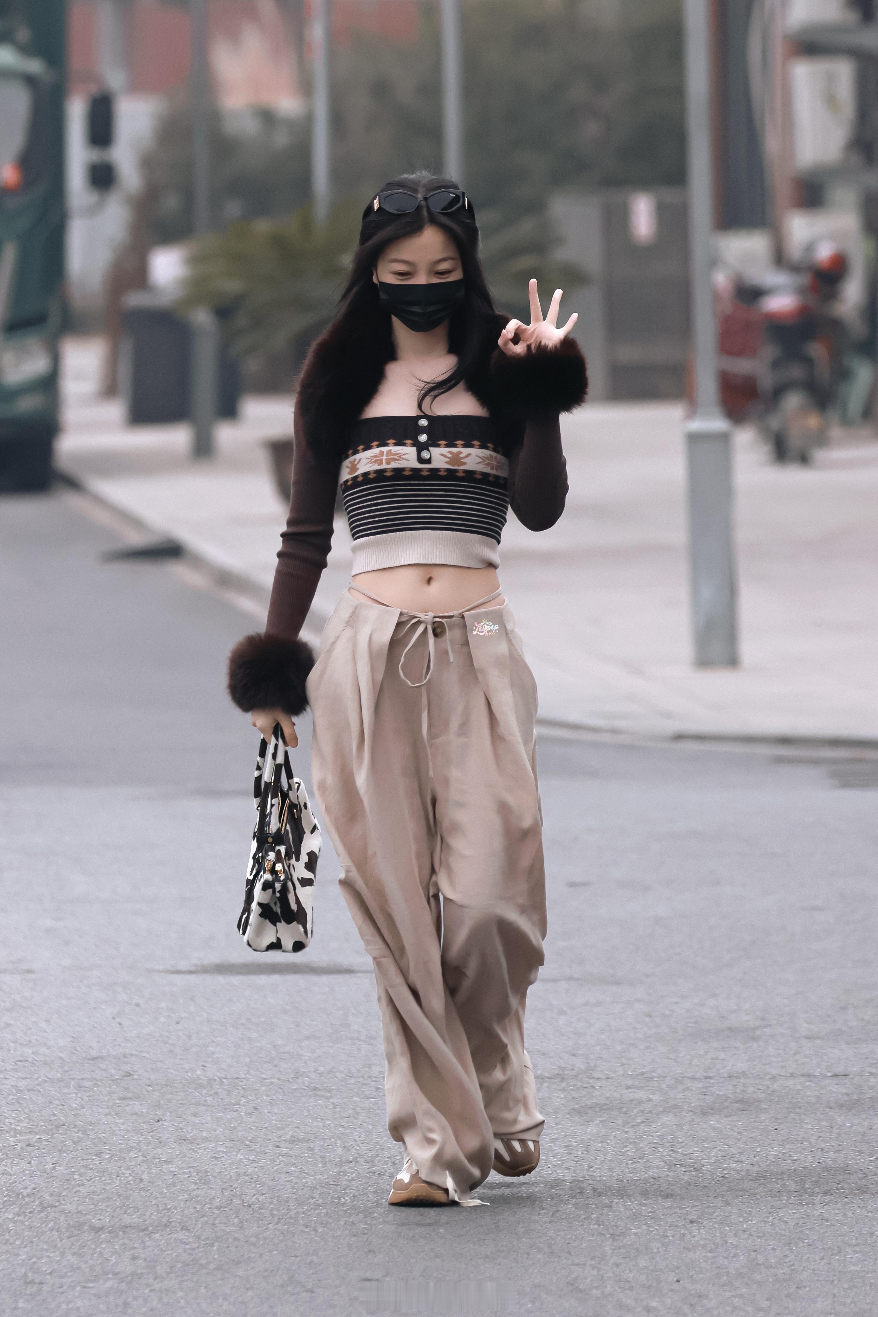 虞书欣云初令今日上班路透来了呀！🐟好温柔好漂亮啊！虞书欣饭撒