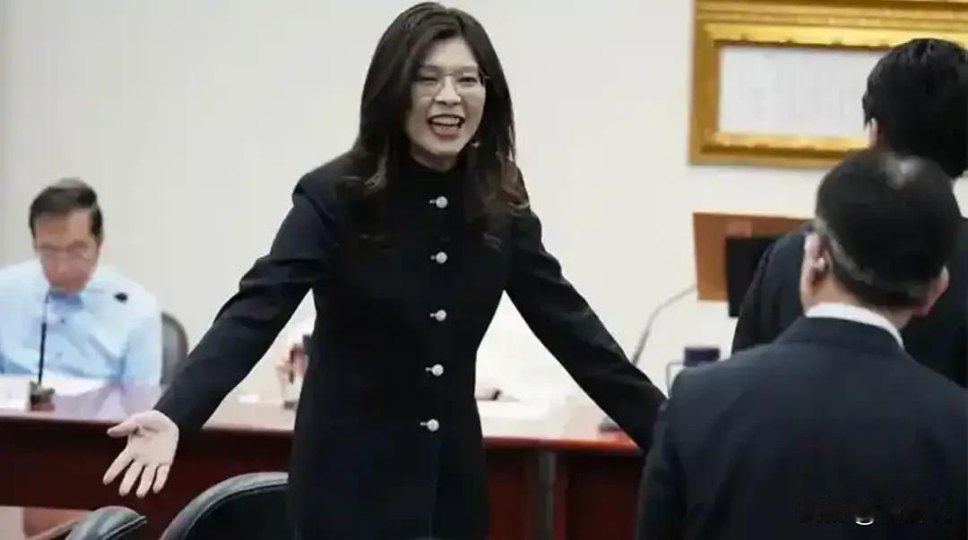 郑丽文刚换上中山装，不到72小时，洪秀柱直奔北京，两岸共谋统一！如果说之前还有人