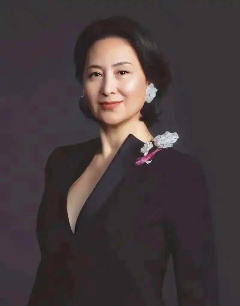 何超琼于3月31日发声明表示，因前证监会持牌代表陈芃余不断骚扰和恐吓她，决定向香