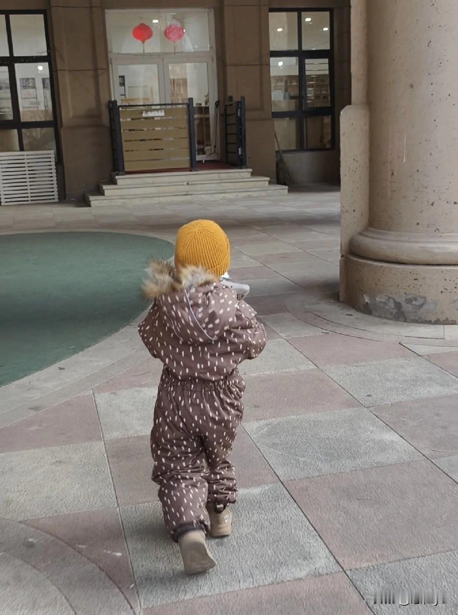 童言有趣，早上送外孙上幼儿园，在系儿童座椅安全带的时候，看他有点不太高兴，就问他