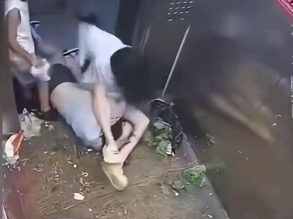 自己无理还要带上儿子，这是亲妈吗？

湖北仙桃“两女子电梯内扭打，当着儿子面不算